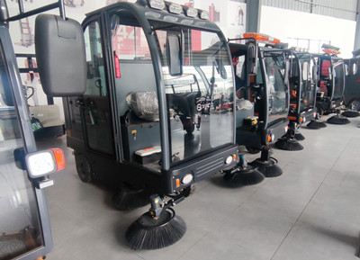 工廠(chǎng)車(chē)間粉塵問(wèn)題嚴重可以用掃地車(chē)來(lái)解決